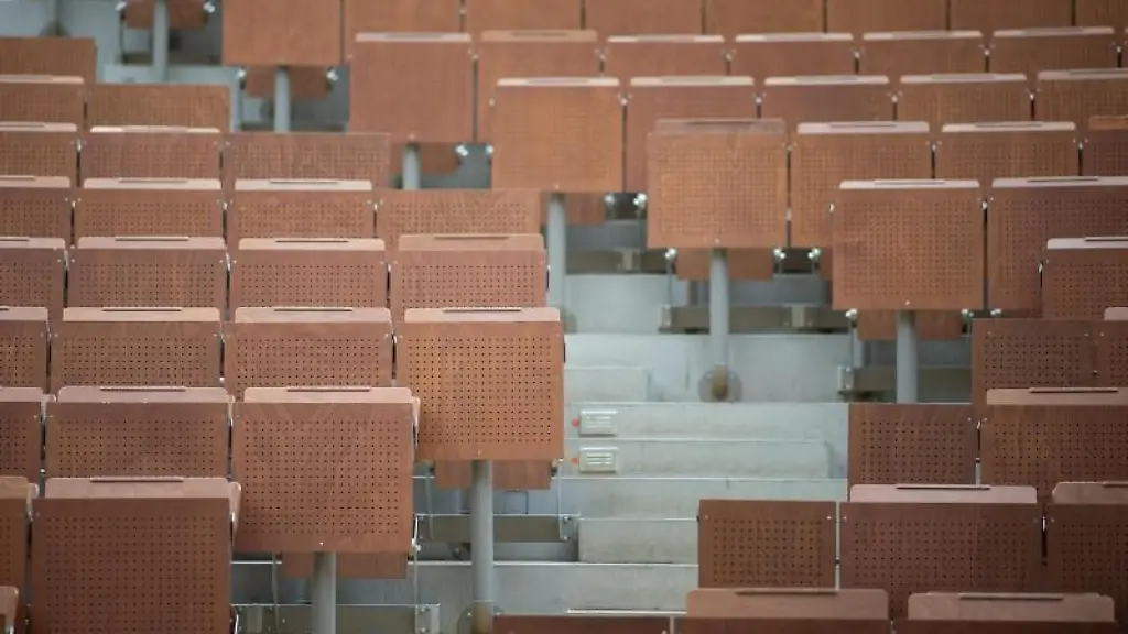 Ein-leerer-Hoersaal-an-einer-Universitaet