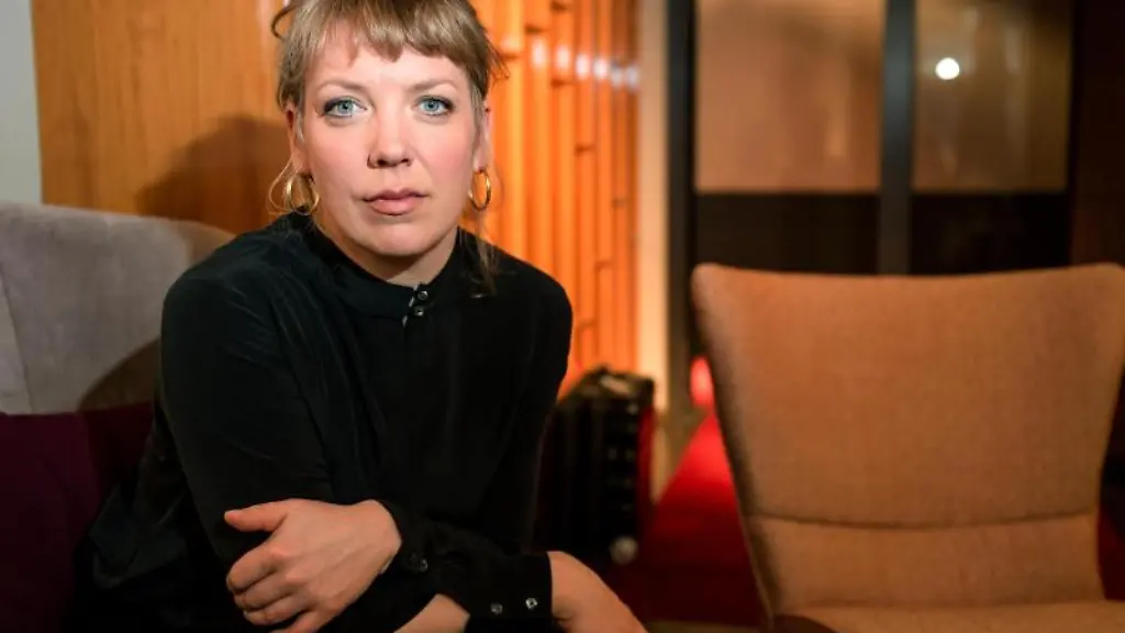 Die-Schauspielerin-Lina-Beckmann-sitzt-nach-einem-Interview-in-einer-Hotel-Lobby