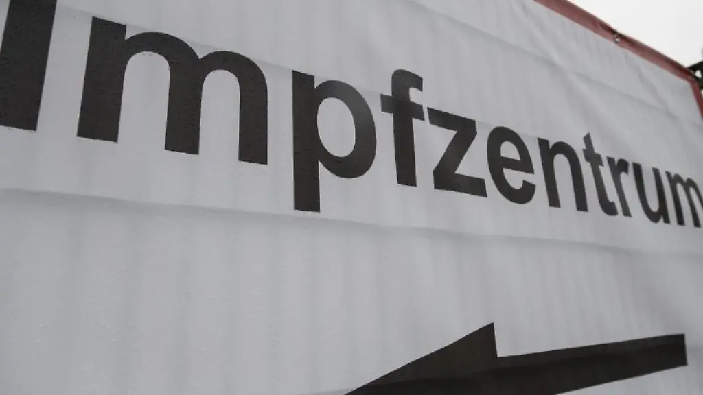 Ein-Schild-weist-den-Weg-zu-einem-Impfzentrum