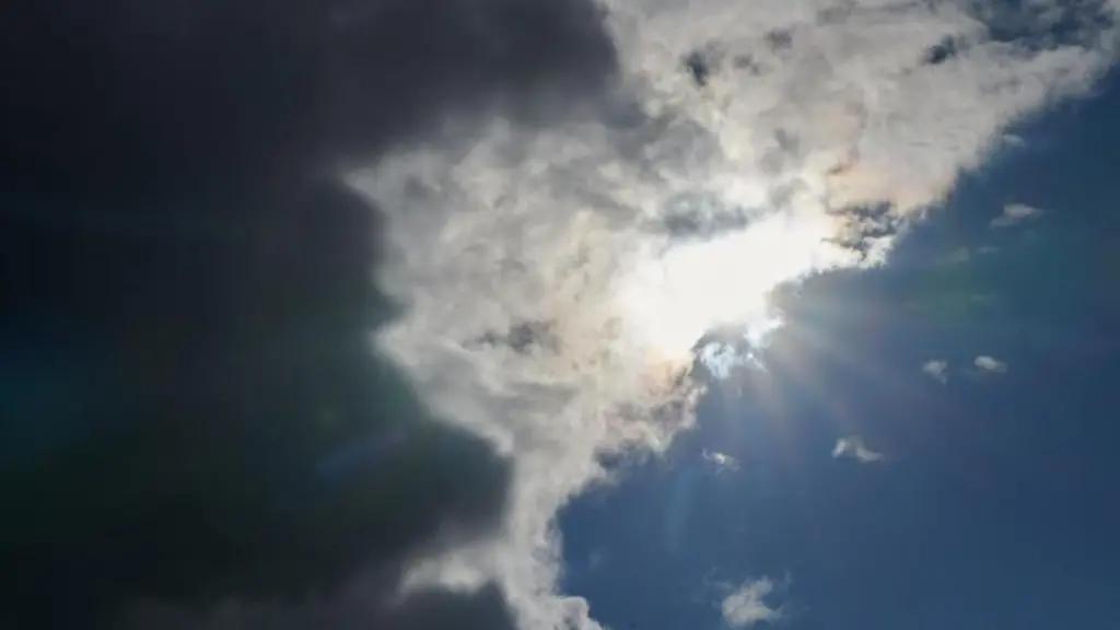 Die-Sonne-kommt-hinter-Regenwolken-hervor