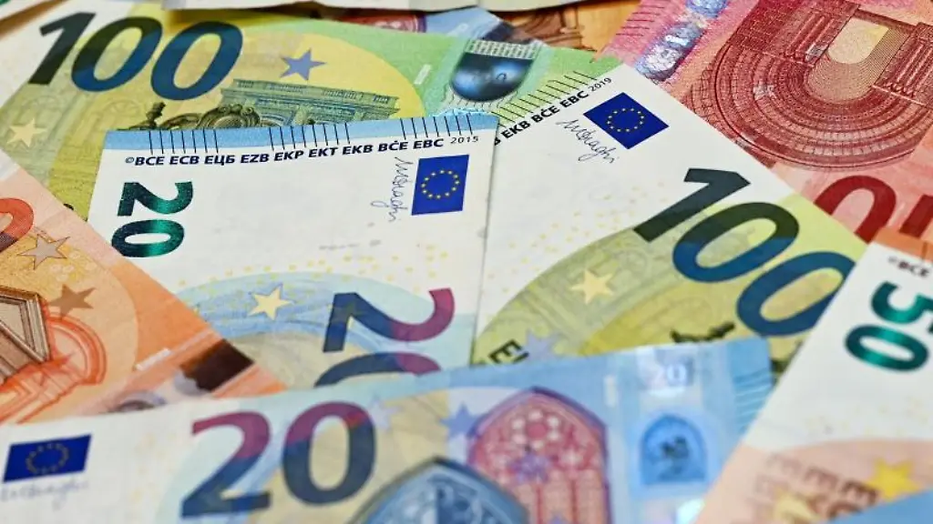 Eurobanknoten-liegen-auf-einem-Tisch