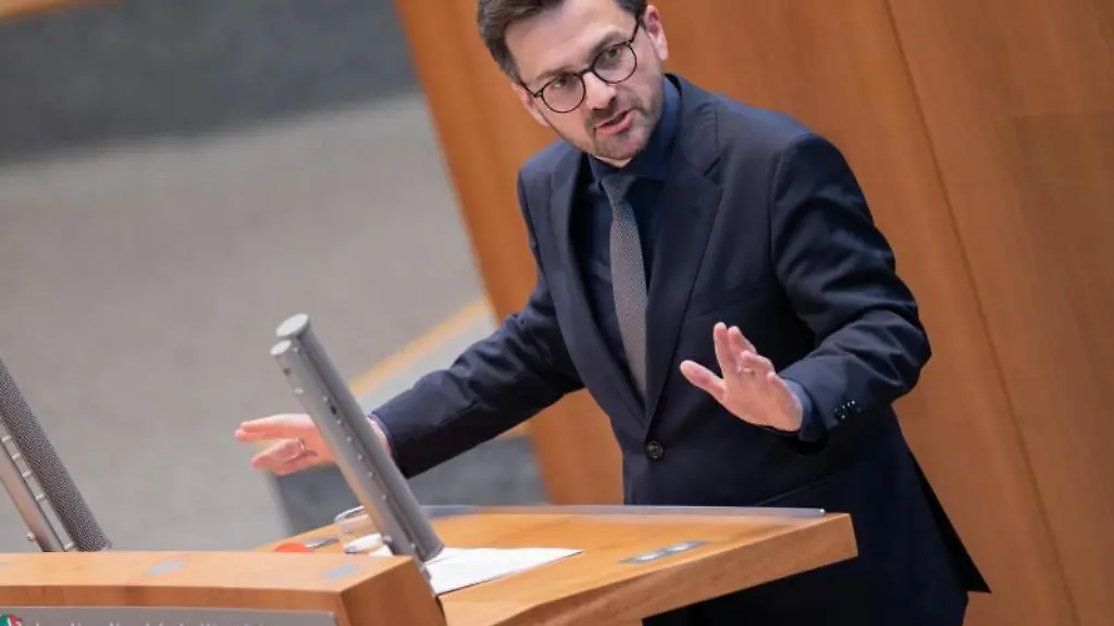 SPD-Oppositionsfuehrer-Thomas-Kutschaty-spricht-im-Duesseldorfer-Landtag