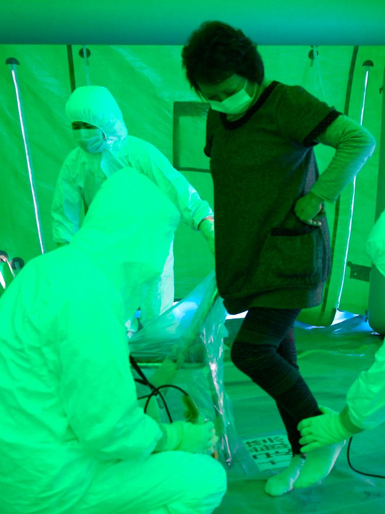 Mehr als 200.000 Menschen wurden aus dem Umkreis von Fukushima evakuiert. Bevor sie weiterreisen dürfen, werden sie auf Verstrahlung kontrolliert.