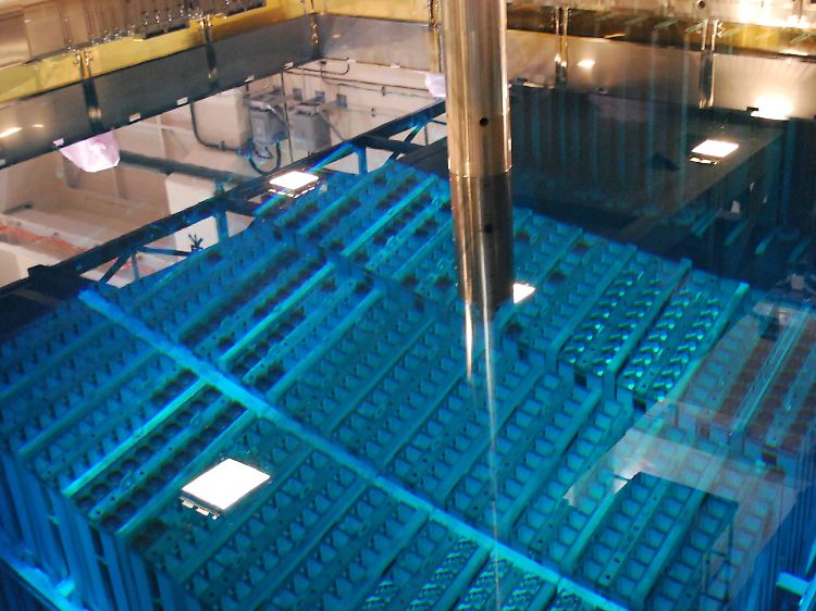 So soll es sein: Brennstäbe werden im Kühlwasser auf niedriger Temperatur gehalten. Ragen sie aus dem Wasser, können sie sich erhitzen - eine Kernschmelze droht.