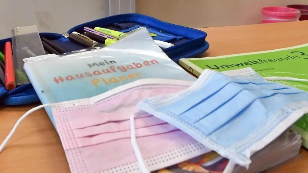 In-Nordrhein-Westfalen-gilt-ab-dem-2-Dezember-in-allen-Schulen-wieder-die-Maskenpflicht-am-Sitzplatz
