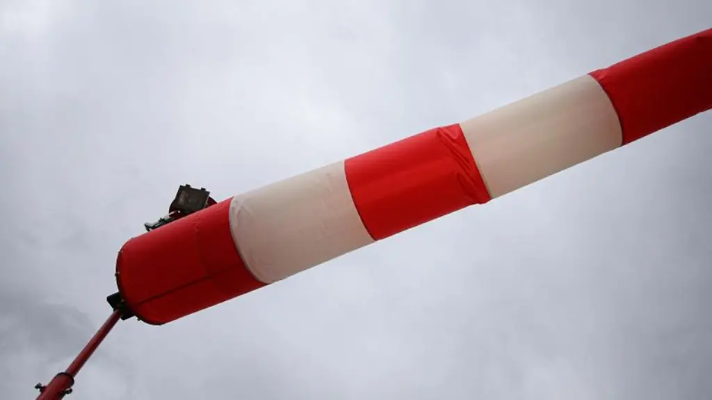 Eine-Windfahne-zeigt-die-Windrichtung-an