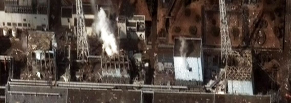 Immer wieder steigt Rauch auf über dem AKW - Explosionen gab es in vier Blöcken.