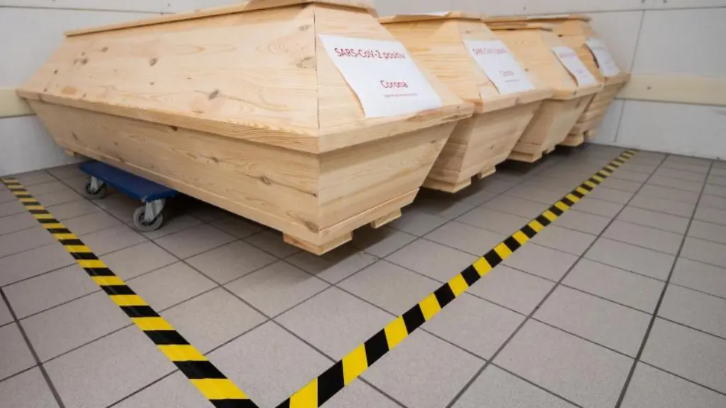 Saerge-mit-der-Aufschrift-SARS-CoV-2-positiv-Corona-mit-Verstorbenen-stehen-in-der-Kuehlkammer-eines-Krematoriums