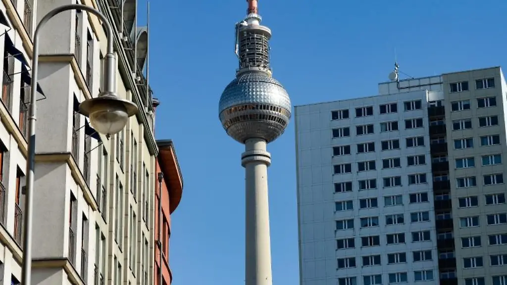 Der-Fernsehturm-ist-zwischen-sanierten-Altbauten-und-einem-Plattenbau-Hochhaus-zu-sehen