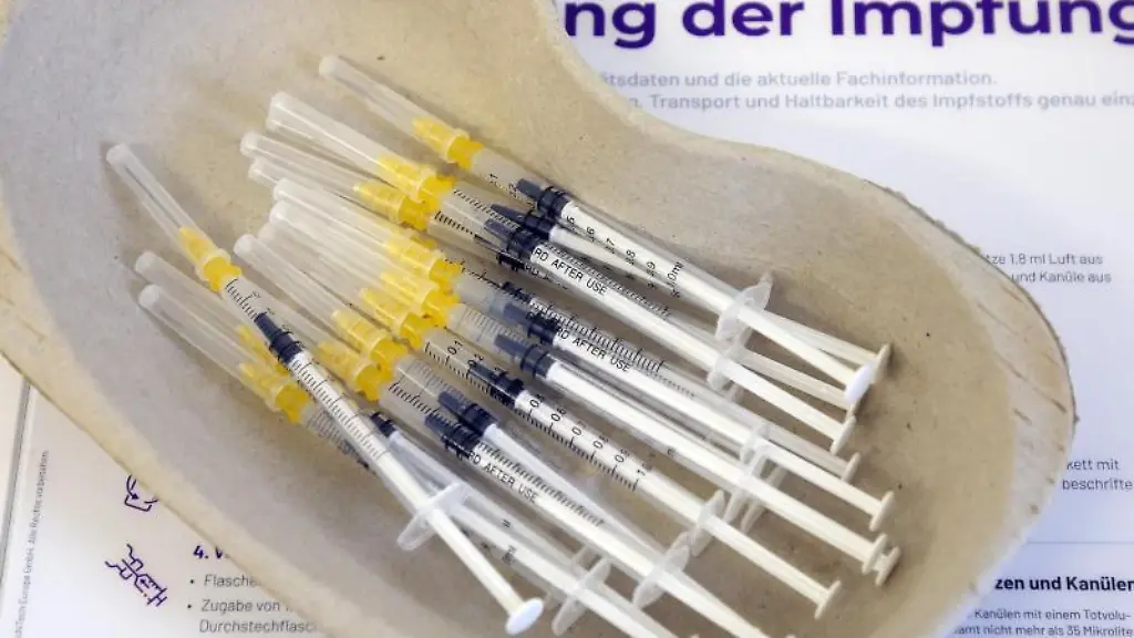 Spritzen-mit-dem-Comirnaty-Impfstoff-des-Herstellers-Biontech-Pfizer-liegen-in-einer-Schale