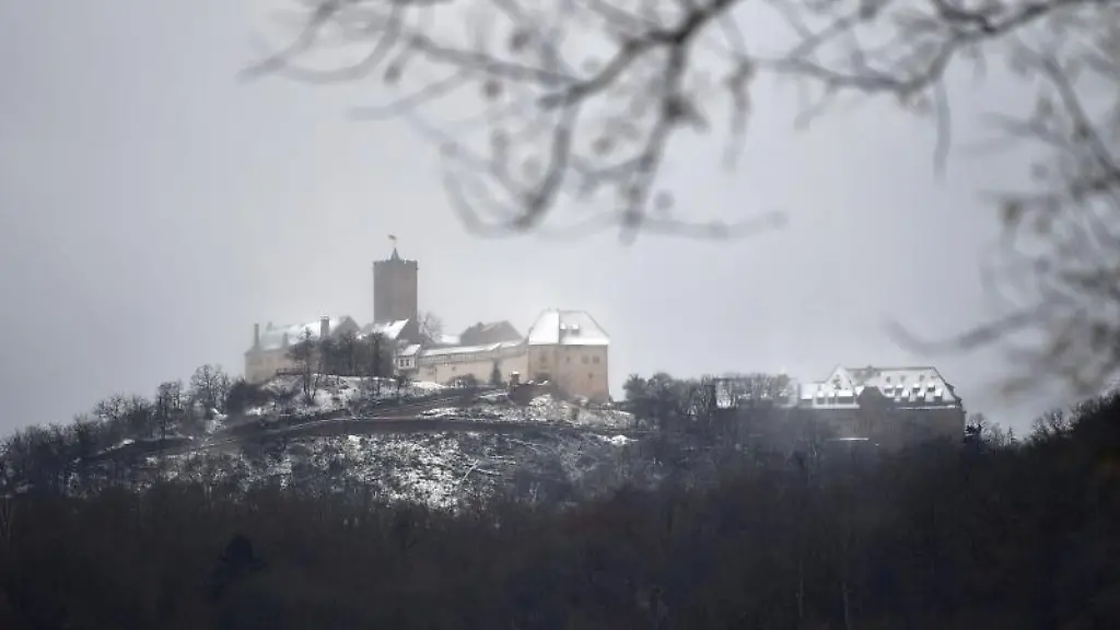 Ein-wenig-Schnee-liegt-auf-der-Wartburg