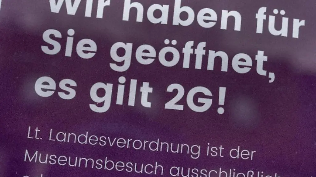 Wir-haben-fuer-Sie-geoeffnet-es-gilt-2G-steht-am-Eingang-eines-Museums