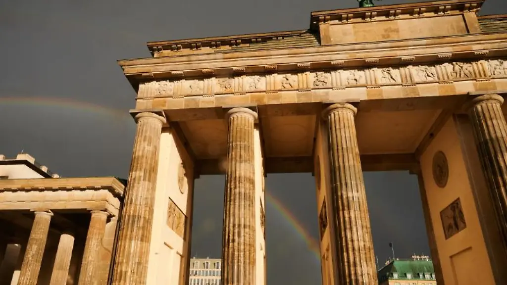 Ein-Regenbogen-ist-ueber-dem-Brandenburger-Tor-zu-sehen