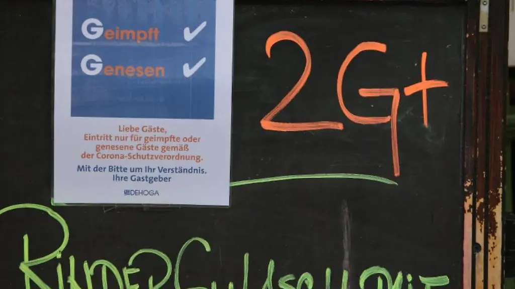 Ein-Aufsteller-mit-dem-Hinweis-auf-2G-plus-steht-vor-einem-Restaurant