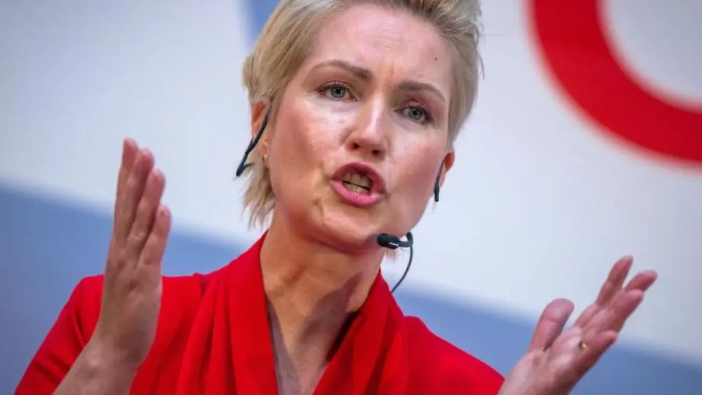 Mecklenburg-Vorpommerns-Ministerpraesidentin-Manuela-Schwesig-SPD-spricht-auf-einem-Parteitag