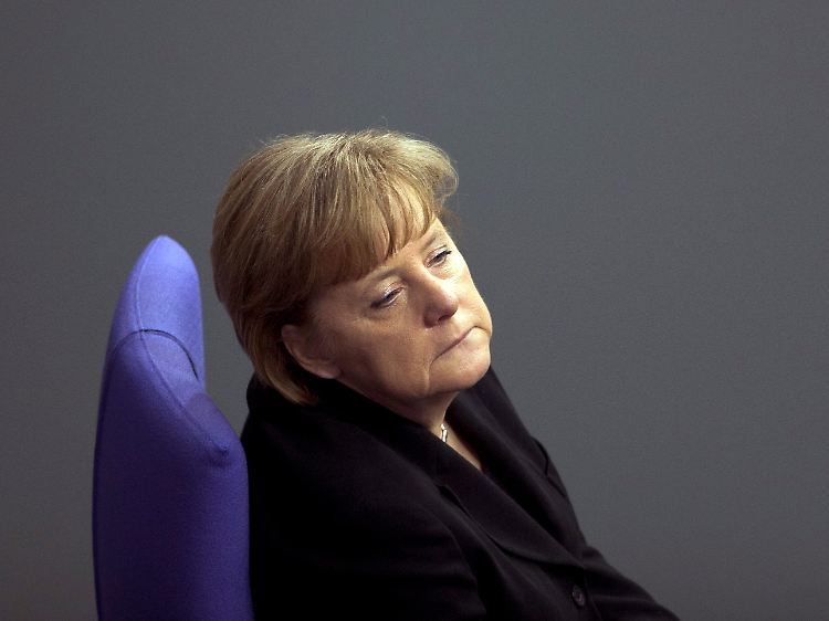Merkel in Schwarz. Der Bundestag legte am Mittwoch eine Schweigeminute für die Opfer in Japan ein.