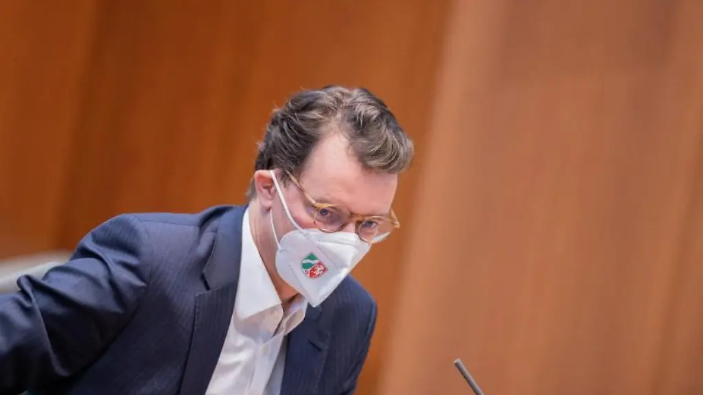Hendrik-Wuest-CDU-Ministerpraesident-von-Nordrhein-Westfalen-sitzt-im-Plenum-des-Landtags