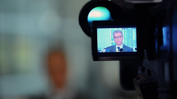 Röttgen muss erklären, was Merkel angekündigt hat - und gerät ins Schlingern.