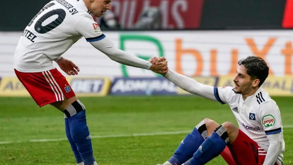 Hamburgs-Sonny-Kittel-l-hilft-Hamburgs-Ludovit-Reis-beim-Aufstehen