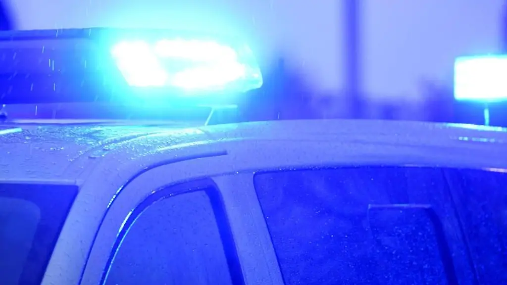 Blaulichter-leuchten-auf-dem-Dach-eines-Polizeifahrzeugs