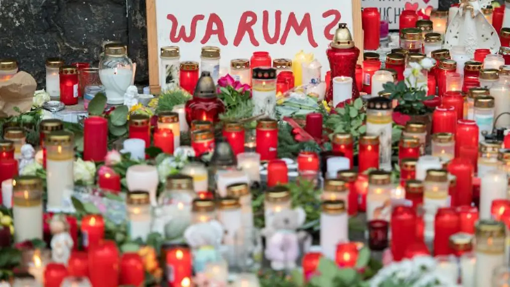 Vor-der-Porta-Nigra-haben-Menschen-zum-Gedenken-an-die-Opfer-einer-Amokfahrt-Kerzen-aufgestellt
