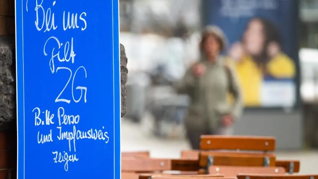 Ein-Schild-mit-der-Aufschrift-Bei-uns-gilt-2G-Bitte-Perso-und-Impfausweis-zeigen