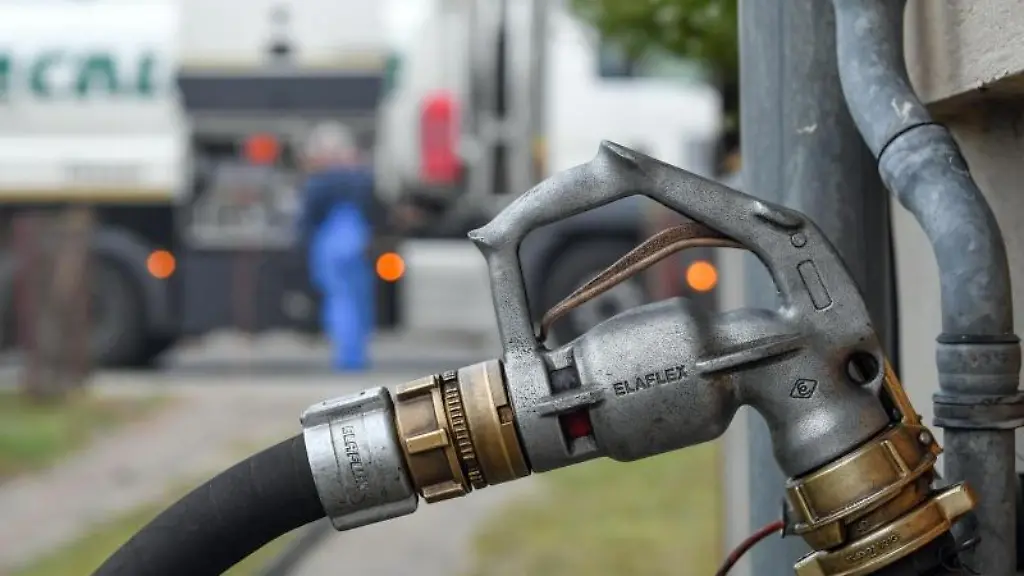 Ueber-eine-Zapfpistole-wird-ein-Mehrfamilienhauses-mit-Heizoel-betankt