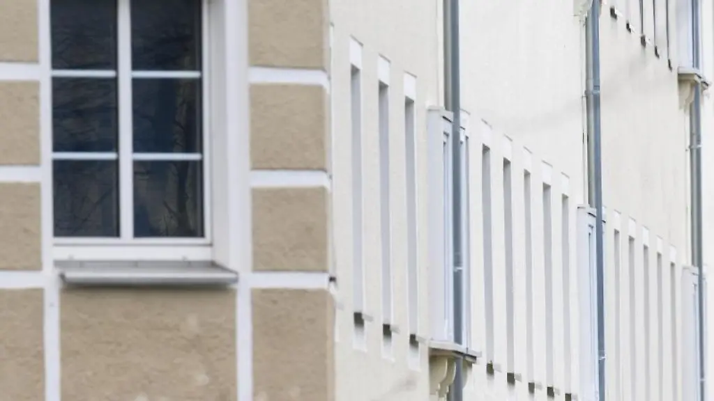 Blick-auf-ein-Mehrfamilienhaus-in-der-Innenstadt