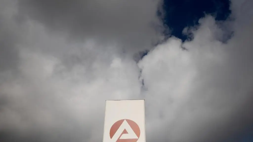 Wolken-ziehen-ueber-ein-Schild-der-Agentur-fuer-Arbeit