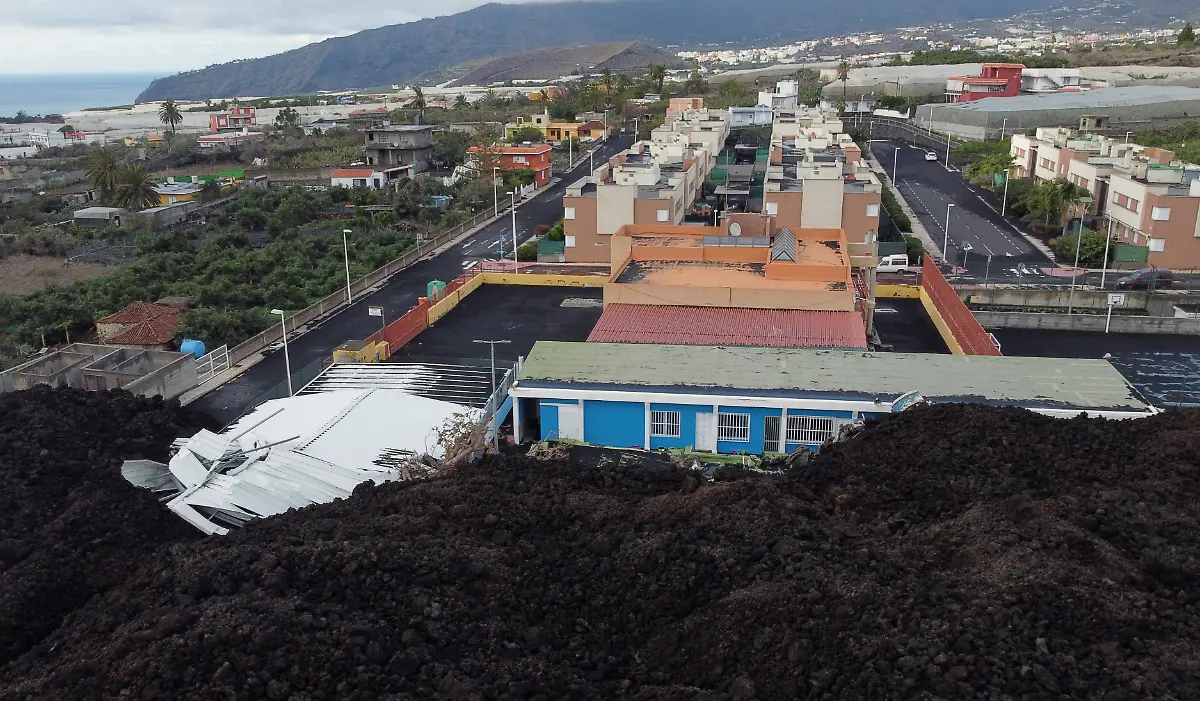 2021-11-26T174745Z-1131861490-RC2F2R9M9XWH-RTRMADP-3-SPAIN-VOLCANO