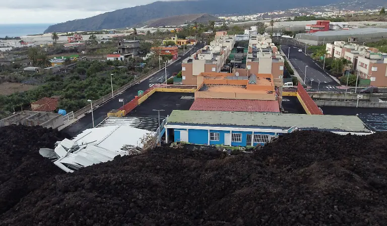 2021-11-26T174745Z-1131861490-RC2F2R9M9XWH-RTRMADP-3-SPAIN-VOLCANO