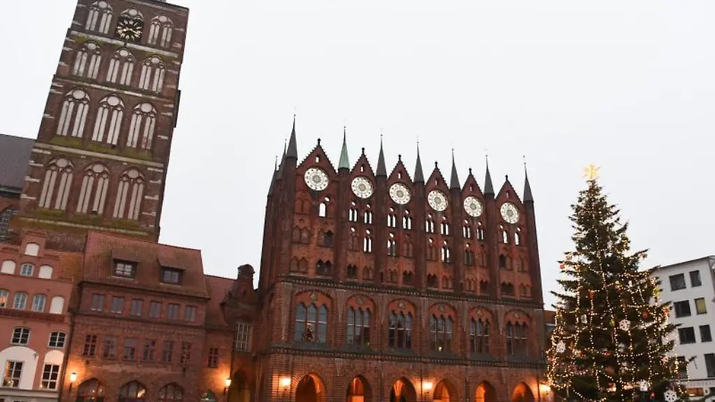 Passanten-sind-in-der-Altstadt-vor-dem-Rathaus-im-Zentrum-von-Stralsund-unterwegs