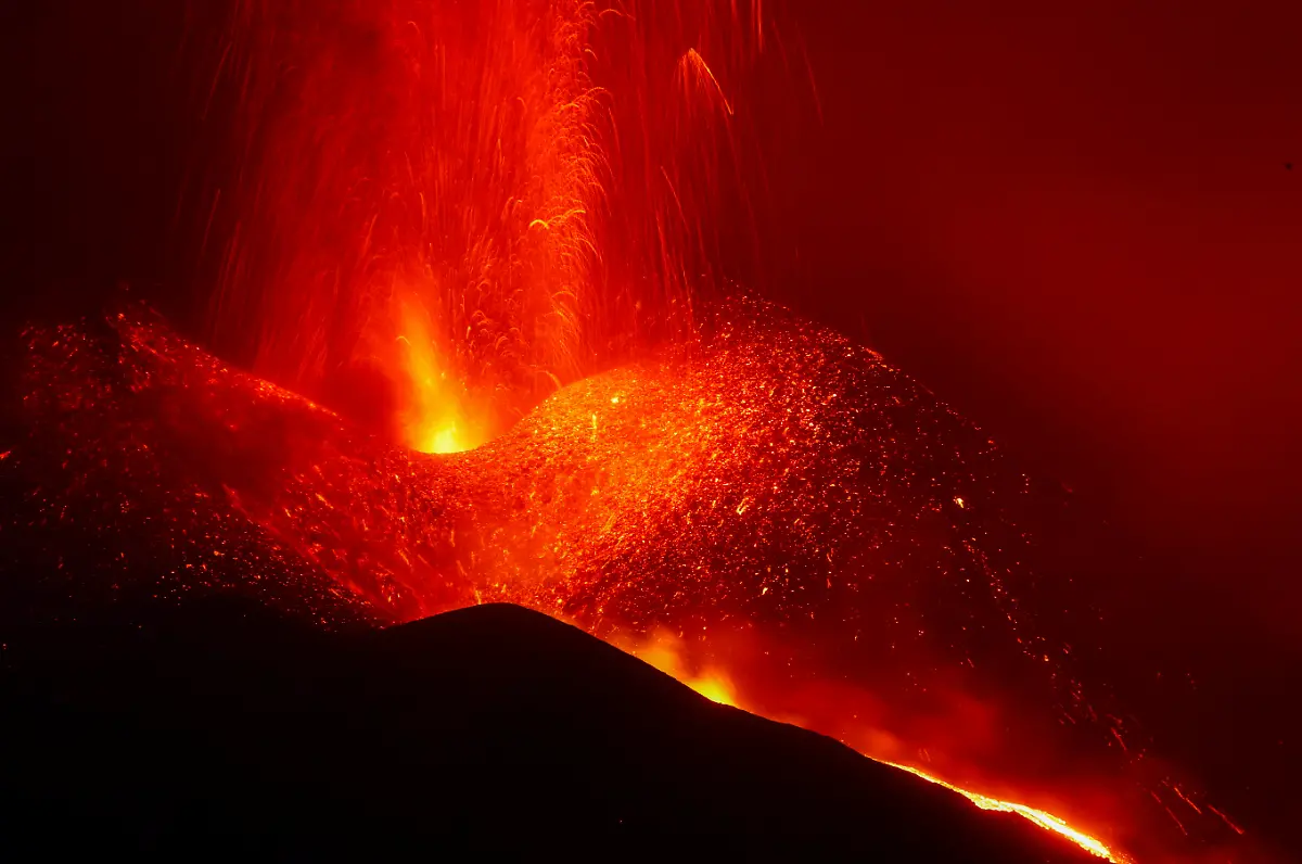 2021-11-26T141727Z-2122284756-RC2D2R9NLGSP-RTRMADP-3-SPAIN-VOLCANO