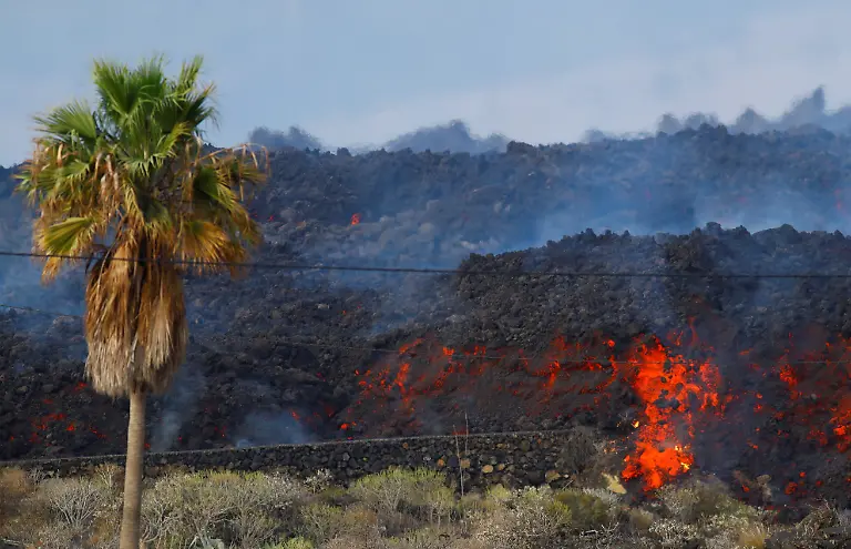 2021-10-27T191101Z-29357606-RC2JIQ9VRW8X-RTRMADP-3-SPAIN-VOLCANO