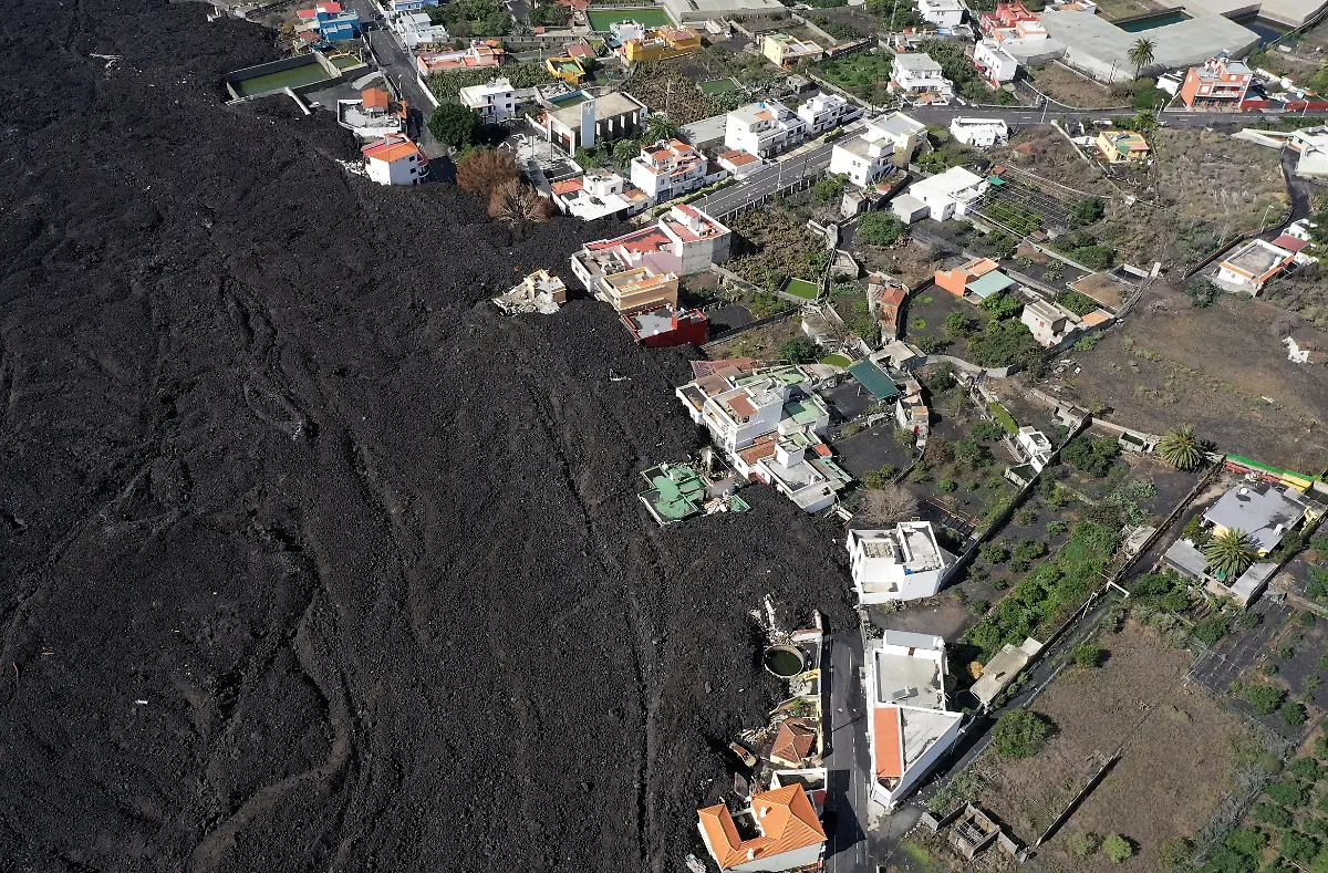 2021-11-29T140200Z-1587532311-RC2C4R9LHU1H-RTRMADP-3-SPAIN-VOLCANO