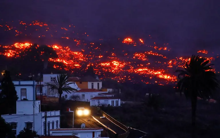 2021-11-29T092009Z-116362656-RC294R992MR0-RTRMADP-3-SPAIN-VOLCANO