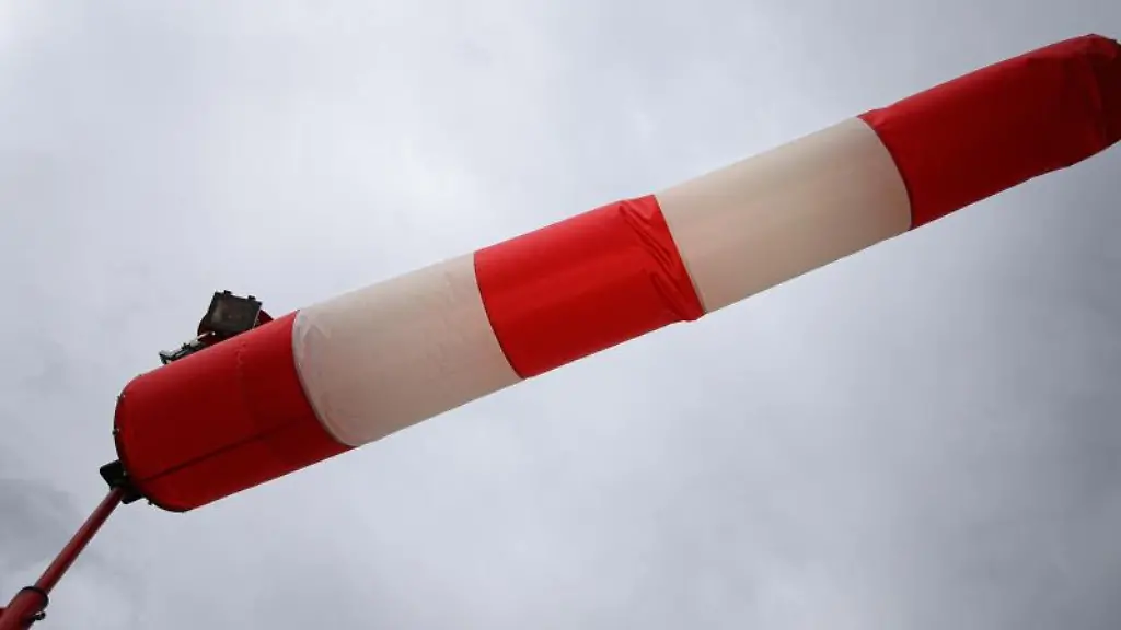 Eine-Windfahne-zeigt-die-Windrichtung-an