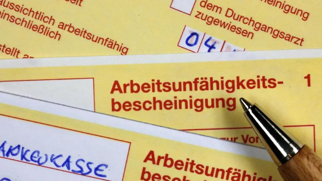 Krankmeldungen-liegen-auf-einem-Schreibtisch