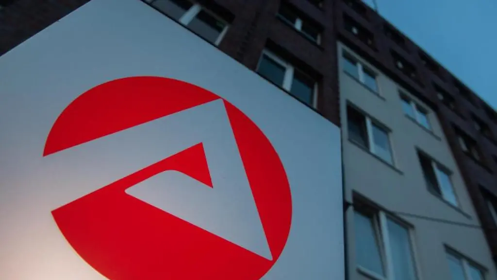 Ein-Schild-steht-vor-einem-Standort-der-Agentur-fuer-Arbeit