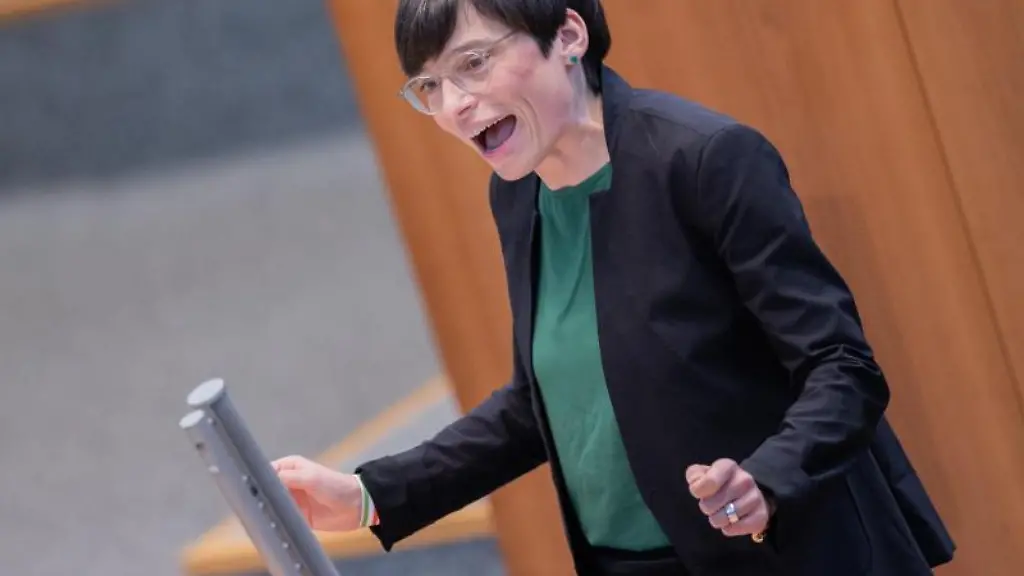 Josefine-Paul-spricht-im-Plenum-des-Landtags