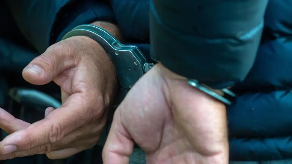 Ein-Mann-traegt-Handschellen