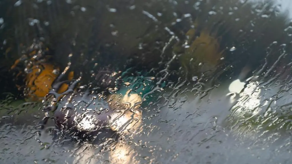 Autos-fahren-bei-Regen-im-Hunsrueck