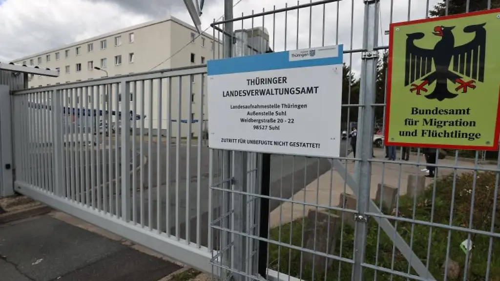 Blick-auf-das-Eingangstor-der-Erstaufnahmeeinrichtung-des-Landes-Thueringen
