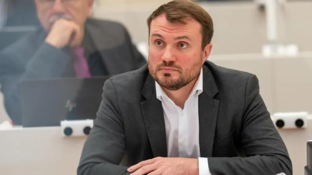 Daniel-Keller-nimmt-an-einer-Sitzung-des-Brandenburger-Landtages-teil