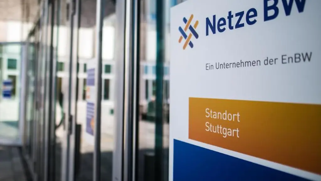 Netze-BW-steht-auf-einem-Schild-am-Eingang-der-EnBW-City-in-Stuttgart