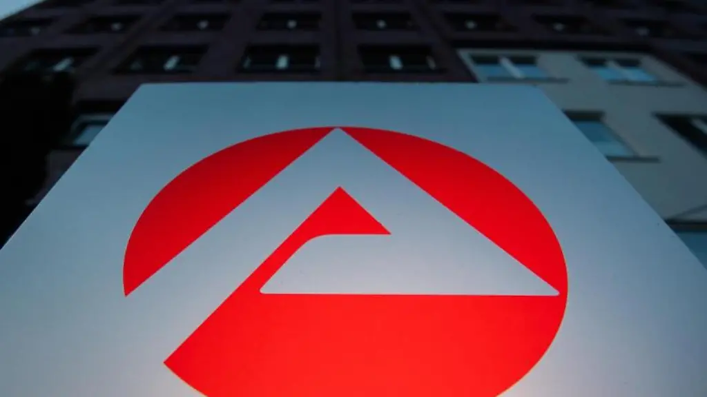 Ein-Schild-steht-vor-einem-Standort-der-Agentur-fuer-Arbeit