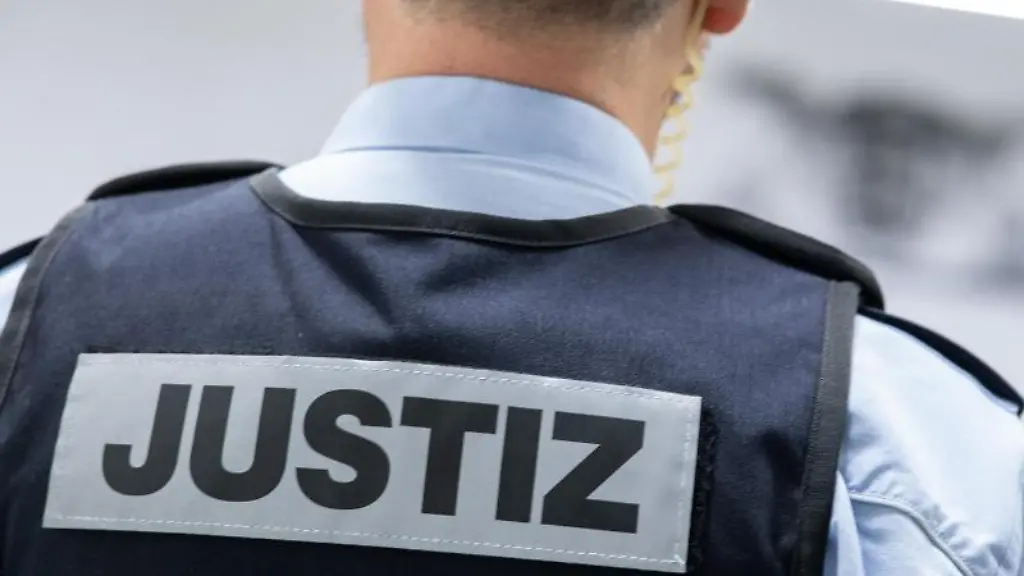 Ein-Justizbeamter-steht-in-einem-Gerichtssaal