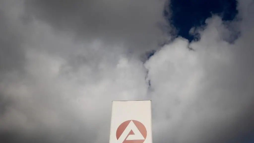 Wolken-ziehen-ueber-ein-Schild-der-Agentur-fuer-Arbeit