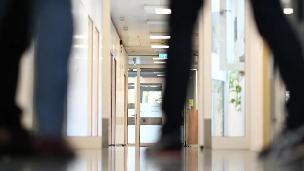 Mitarbeiter-eines-Zentrums-fuer-Psychiatrie-gehen-ueber-den-Flur