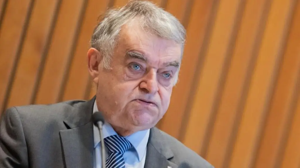 Herbert-Reul-sitzt-im-Landtag